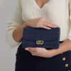 Raffinierte, marineblaue Damen-Umhängetasche „Adair“ aus geprägtem Leder von Ralph Lauren