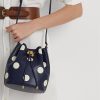 Raffinierte, mittelgroße Andie-Handtasche mit Polka-Dot-Muster in Marineblau/Vanille für Damen von Ralph Lauren