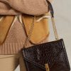 Schokoladenbraune Damenhandtasche mit Umschlagkette und Krokoprägung von Ralph Lauren Polo ID